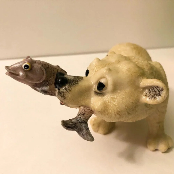 Little Paws Malcolm  Polar Bear With Fish Resin Figurine Statue Arora - Picture 14 of 15